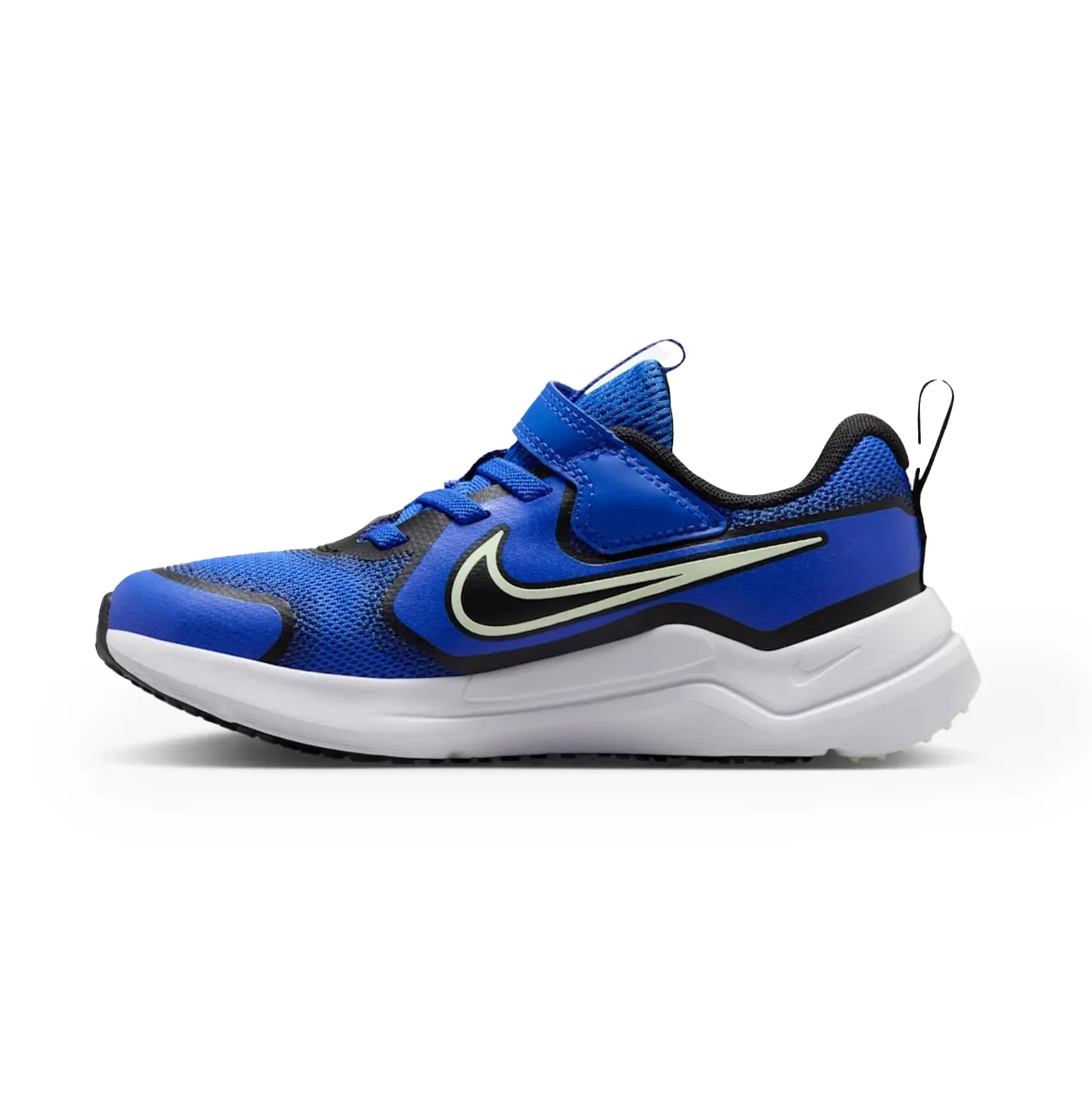 Tênis infantil Nike vista lateral esquerda azul mesh com detalhes pretos e solado branco e preto